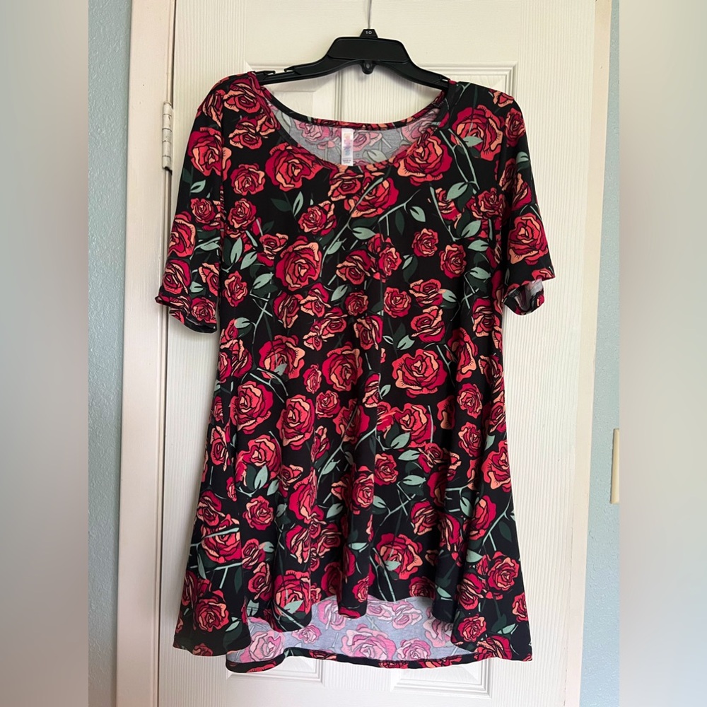 Lularoe Rose Tee 🌹